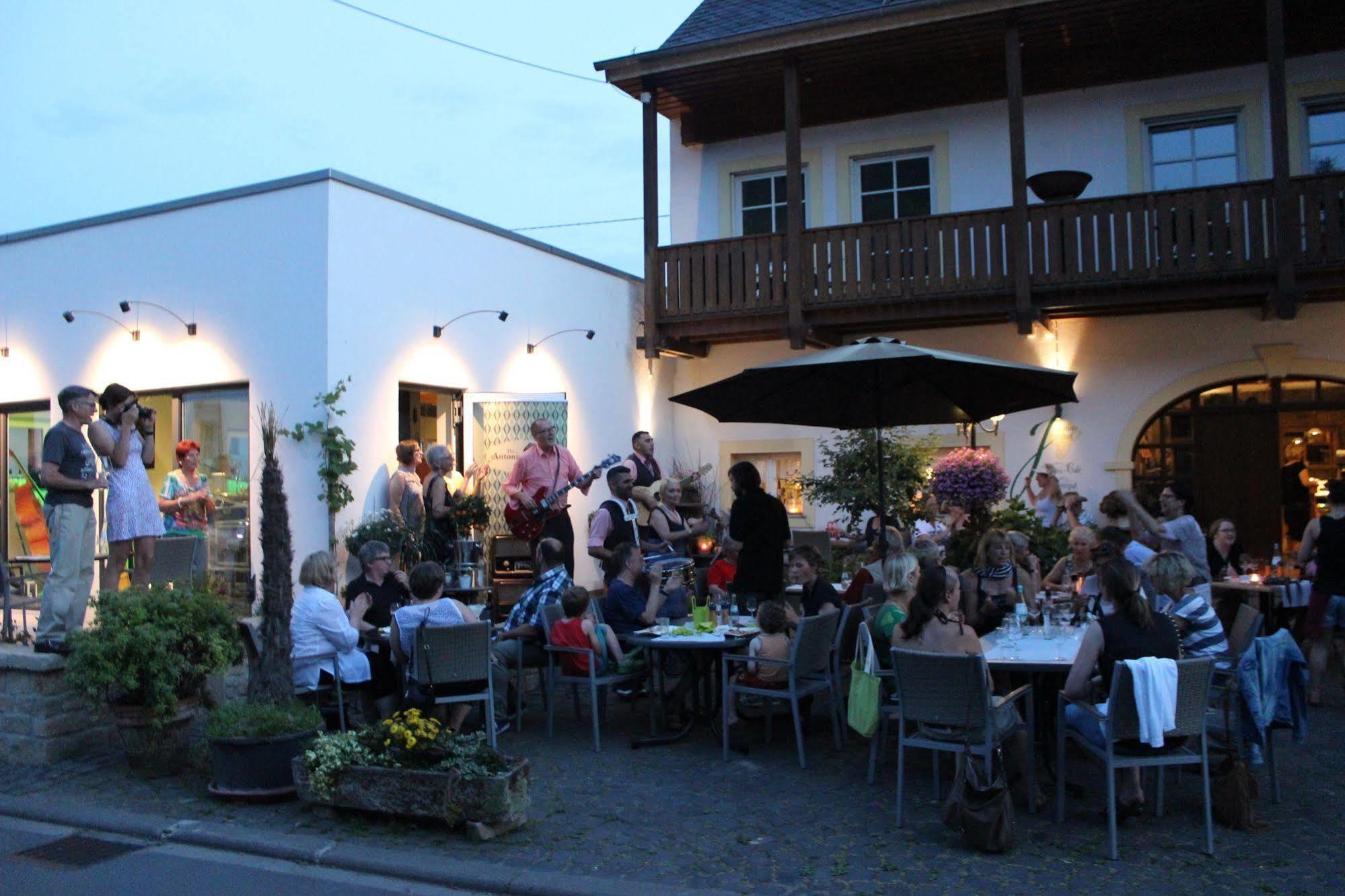 Johannishof Wein-Cafe & Gaestehaus Langsur ภายนอก รูปภาพ