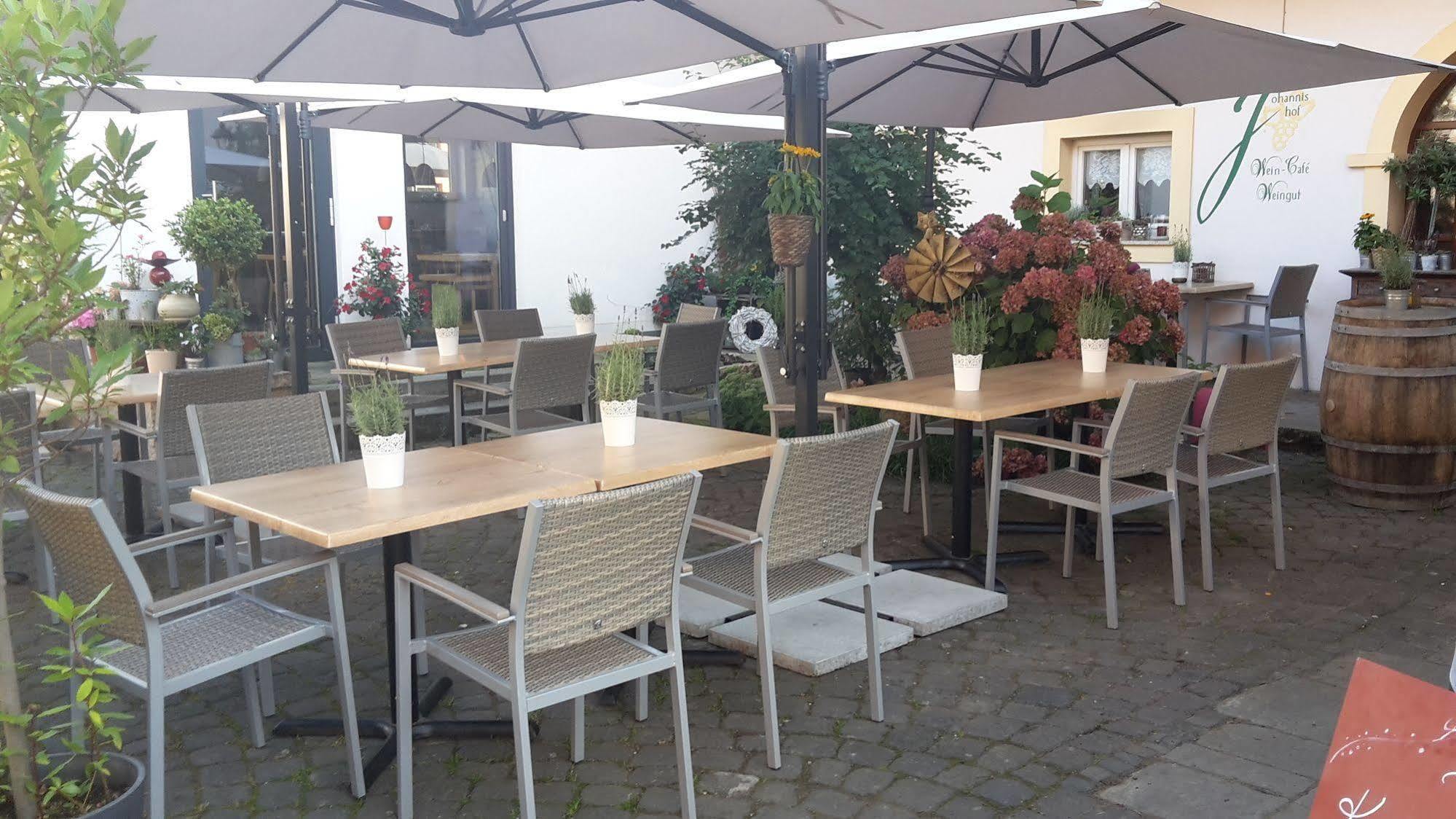 Johannishof Wein-Cafe & Gaestehaus Langsur ภายนอก รูปภาพ